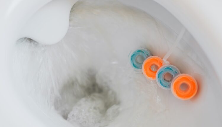 Nemojte ribati WC šolju hemikalijama: Ovo već imate i deluje mnogo bolje, zablistaće kao nova za samo 5 minuta