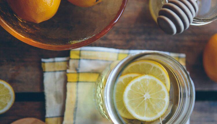 Razbijen mit o ispijanju vode s limunom ujutru: Evo kakav uticaj ima na zdravlje