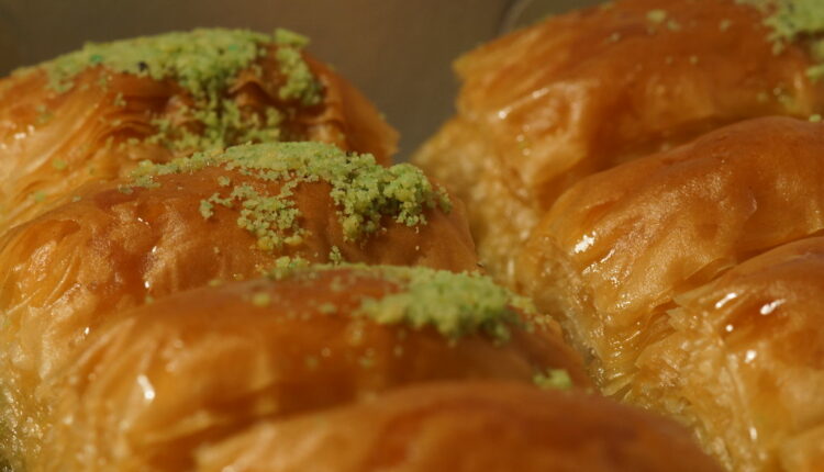 Ima li šta ukusnije od ove baklave? (recept) Ima li šta ukusnije od ove baklave? (recept)