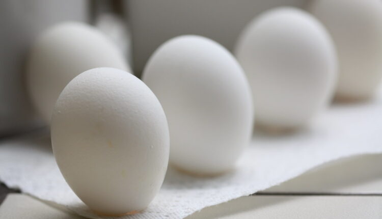 Za 15 minuta: Neverovatan trik da izbelite obična jaja da budu lakša za farbanje