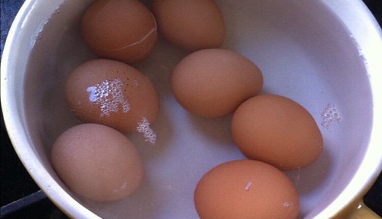 Domaćice se kunu u ovaj trik: Kako da jaja ne puknu tokom kuvanja