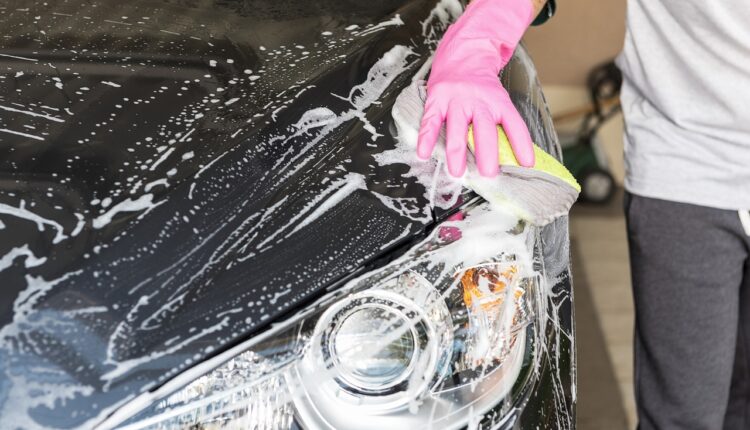 Mnogi prave ovu grešku kada peru auto: Samo uz ovaj trik biće kao nov