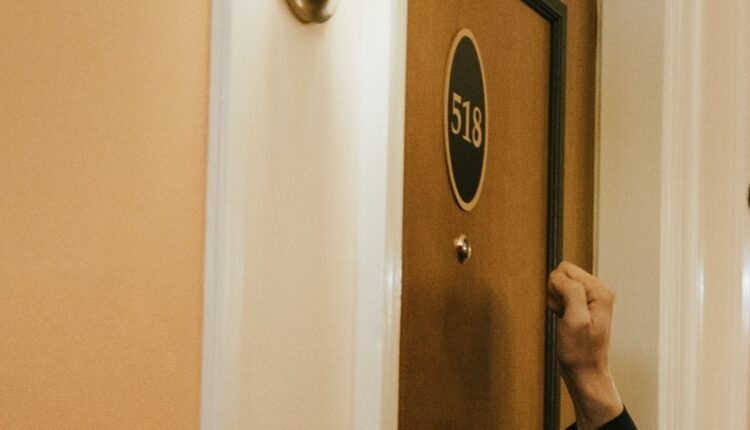 Mozgalica dana: Žena je sedela u hotelskoj sobi, kad je neko pokucao na vrata…