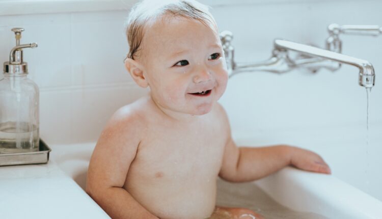 Verovatno i vi grešite: Koliko često treba kupati decu?