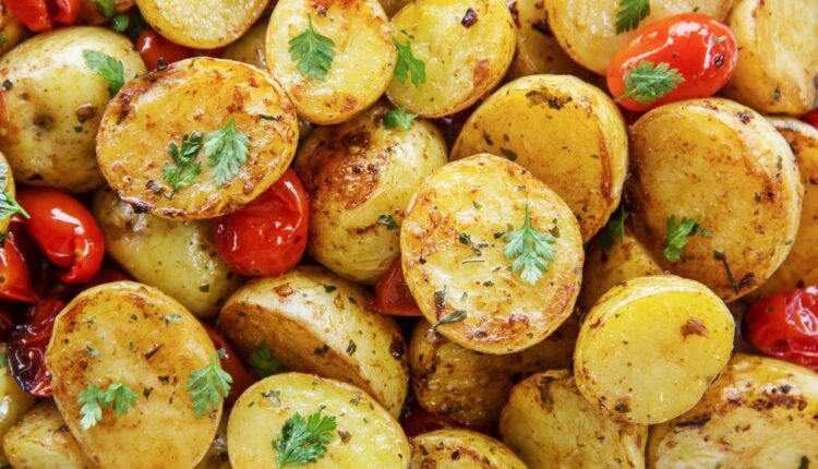 Recept za nestvarno ukusan mladi krompir, spolja hrskav unutra mekan – samo uradite ovo pre pečenja