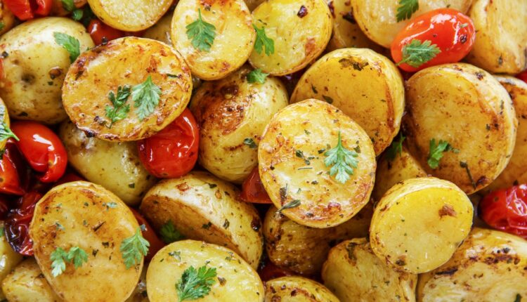 Recept za nestvarno ukusan mladi krompir, spolja hrskav unutra mekan – samo uradite ovo pre pečenja Recept za nestvarno ukusan mladi krompir, spolja hrskav unutra mekan – samo uradite ovo pre pečenja
