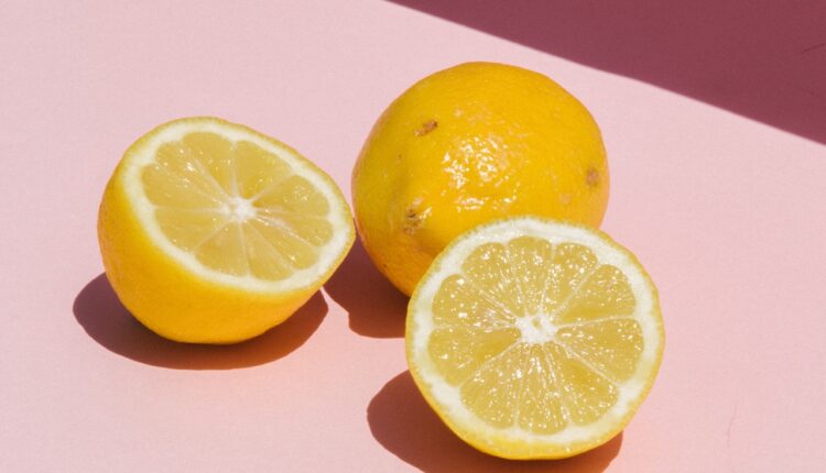 Samo gledajte kako deluje: Limunov sok ima iznenađujuća svojstva za celu kuću