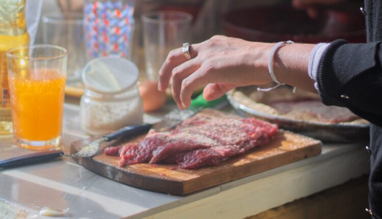 Grešite u startu ako perete meso pre kuvanja: Evo šta treba da uradite da bi ono bilo zdravo za jelo