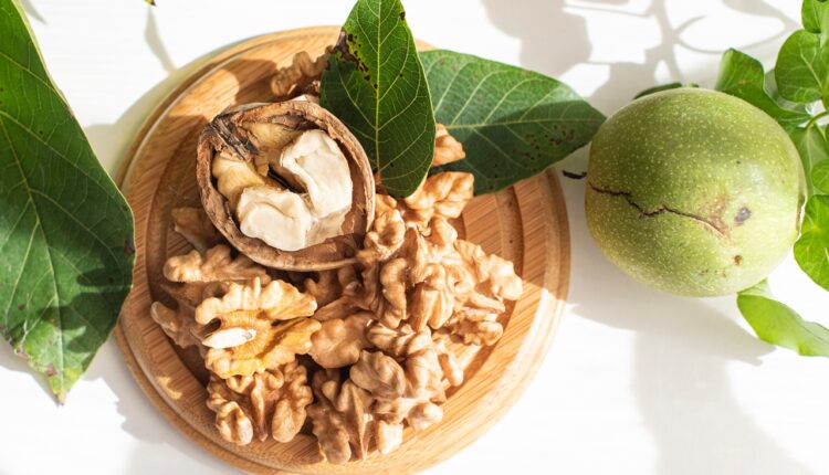 Prirodni lek za štitnu žlezdu od mladog oraha – dovoljna je jedna čaša dnevno