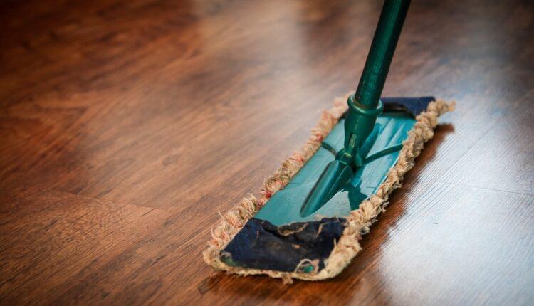 Prašinu nećete brisati 20 dana: 5 jednostavnih koraka za čišćenje drvenih podova i nameštaja