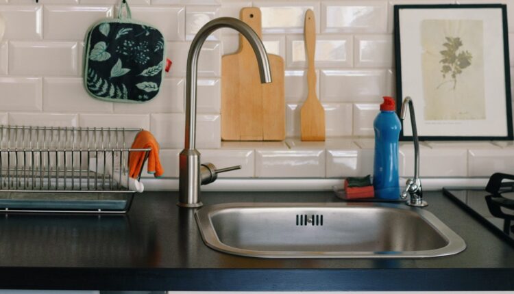 Da vaša kuhinja zablista u punom sjaju: Genijalan trik za čišćenje unutrašnjosti sudopere i slivnika