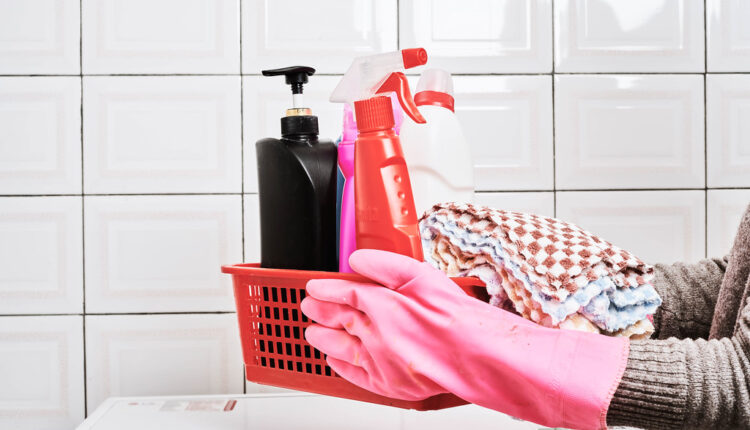 Ne morate više koristiti hemikalije: Brzi trikovi za čišćenje i najupornije prljavštine sa kade i tuš-kabine