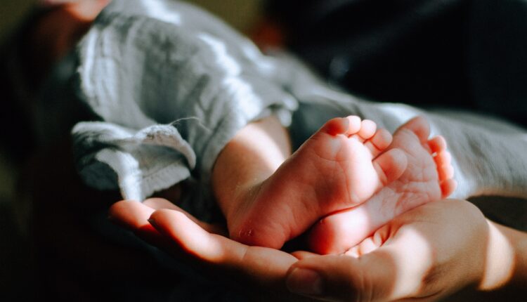 Porodila se i nije želela ni da pogleda bebu: Babica napravila jedan potez i desilo se čudo