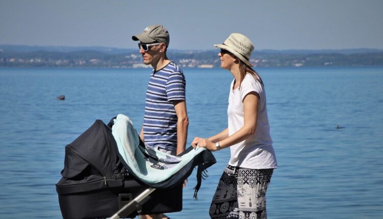 Nikad ne prekrivajte bebina kolica, ni laganom tkaninom Nikad ne prekrivajte bebina kolica, ni laganom tkaninom