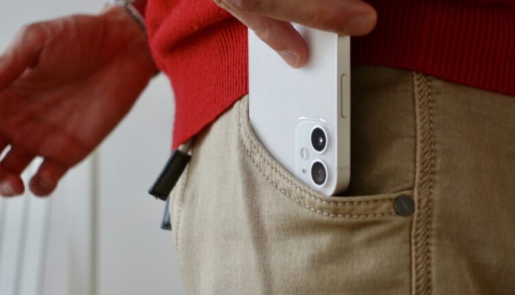 Skoro svi muškarci mobilni telefon nose u džepu, a utiče li to na plodnost? Skoro svi muškarci mobilni telefon nose u džepu, a utiče li to na plodnost?
