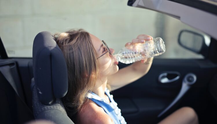 Evo zašto ne treba piti vodu iz flašice koja se zagrejala na suncu