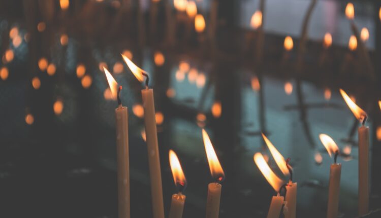 Znate li kako se pravilno pali sveća? Mnogi prave grešku