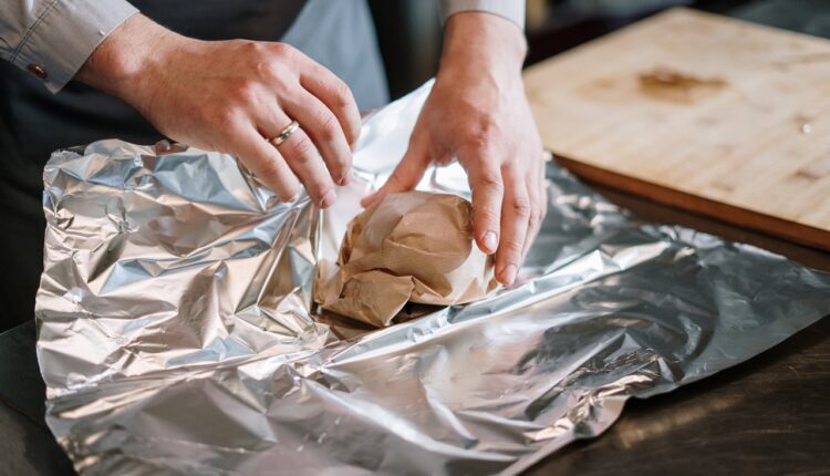 Zašto je jedna strana aluminijumske folije sjajna, a druga mat?