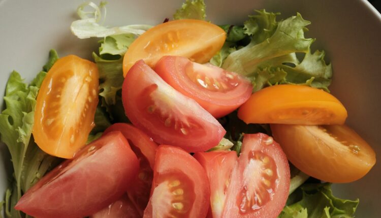 Ovakvu paradajz salatu još niste probali: Njen ukus će vas oboriti s nogu, a tajna je u 1 sastojku