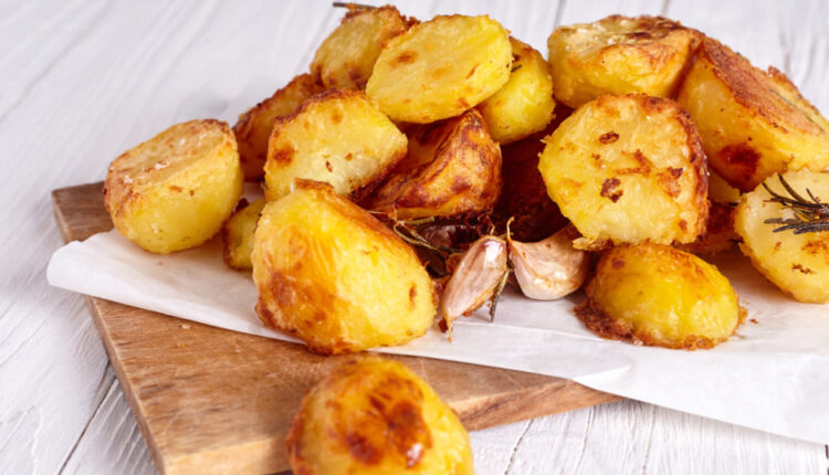 Nećete moći da prestanete da ga jedete: Pekarski krompir spolja hrskav, unutra mekan