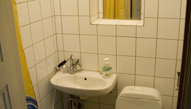 Soda bikarbona i jos 2 sastojka su SPAS: Svemoćan trik za čišćenje pločica u kupatilu i kuhinji