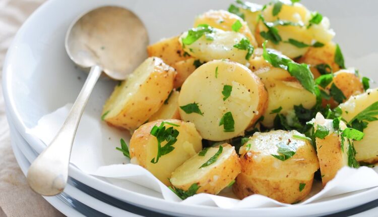 Klasik na drugačiji način: Krompir salata po grčkom receptu