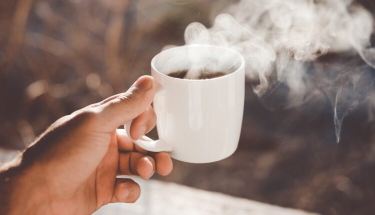 Naučnici i nutricionisti jednoglasni, evo zašto ne valja piti kafu sa šećerom