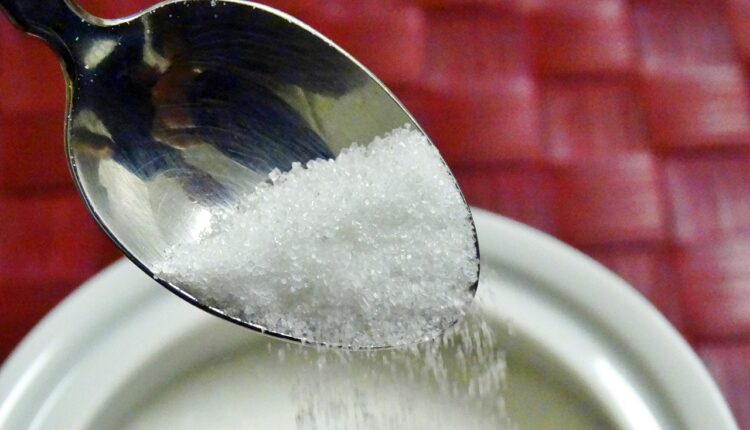 Evo šta se dešava u telu kada svako veče pre spavanja pojedete prstohvat šećera i soli
