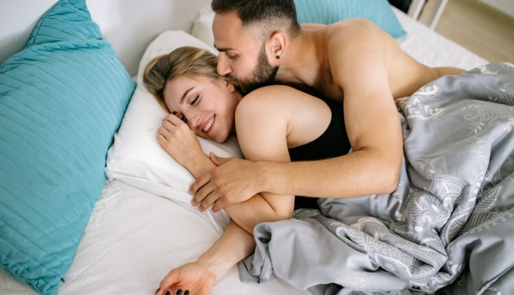 Koja vam je omiljena poza u krevetu: Evo šta to otkriva o vašoj vezi