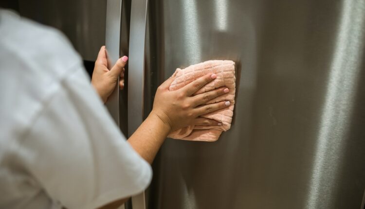 Sirće može da očisti skoro celu kuću, ali na ovoj površini nikad ga koristite Sirće može da očisti skoro celu kuću, ali na ovoj površini nikad ga koristite