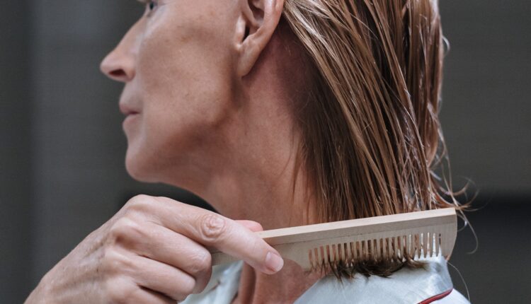 Treba li kosu raščešljavati dok je mokra ili suva? Evo od čega to zavisi