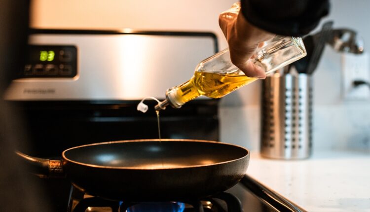 Trik iskusnih domaćica: Kako da vam ulje ne prska iz tiganja