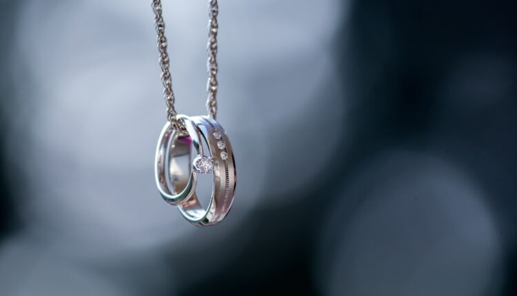 Retko ko zna pravu simboliku: Šta znači kada žena nosi prsten na lančiću oko vrata?