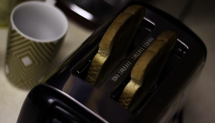 Stari toster biće kao nov: Uz pomoć 2 sastojka postaje čist kao suza