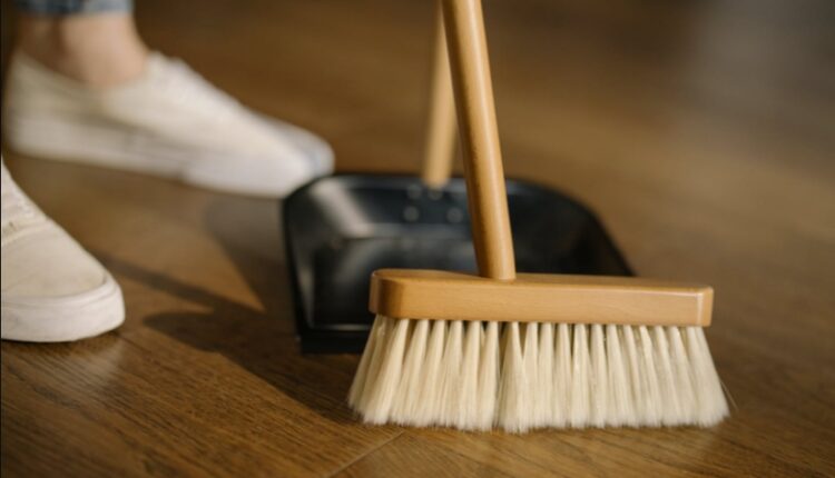 Trik za svaku domaćicu: Stavite ovo na metlu, olakšaće vam i ubrzati čišćenje (VIDEO)