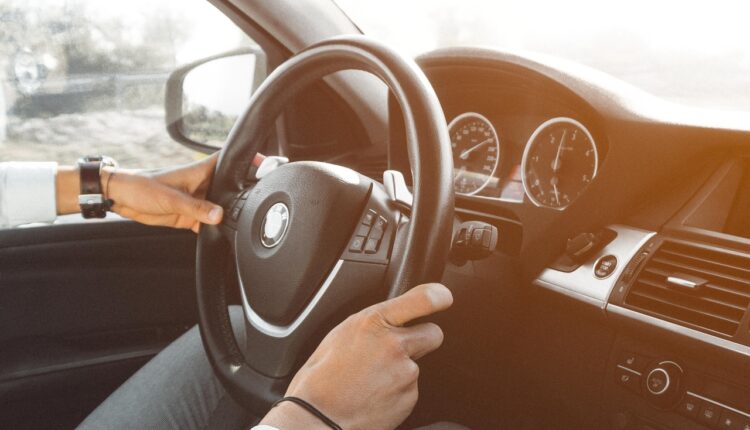 Držite li volan jednom ili obema rukama dok vozite? Evo šta to govori o vama