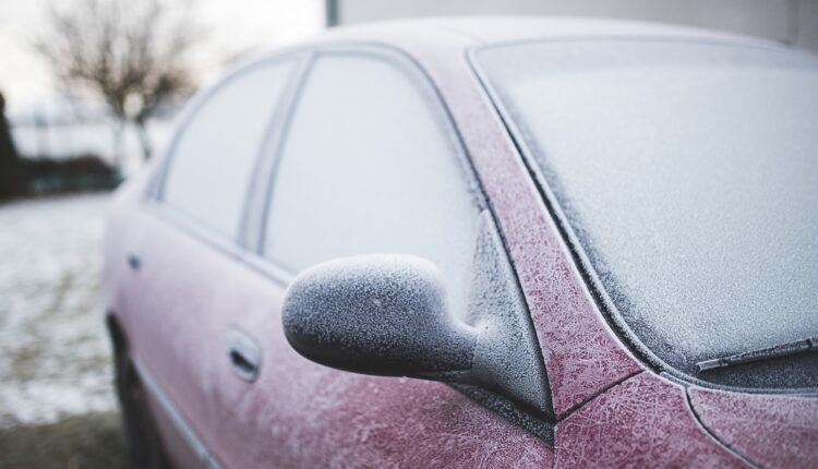 Zaboravite na struganje i smrzavanje: Evo kako da za 5 minuta očistite automobil od snega i leda