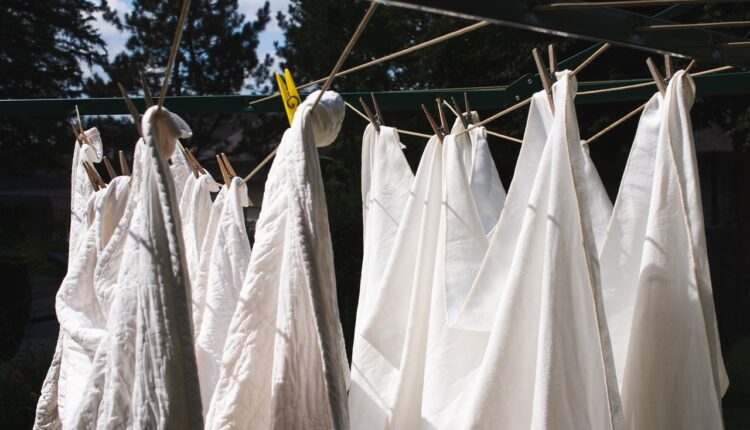 Bela posteljina, peškiri i odeća su poprimili sive ili žućkaste fleke? Uz 1 sastojak ponovo će zablistati