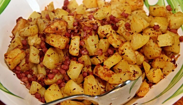 Pekarski krompir spolja hrskav, unutra mekan – Nećete moći da prestanete da ga jedete!