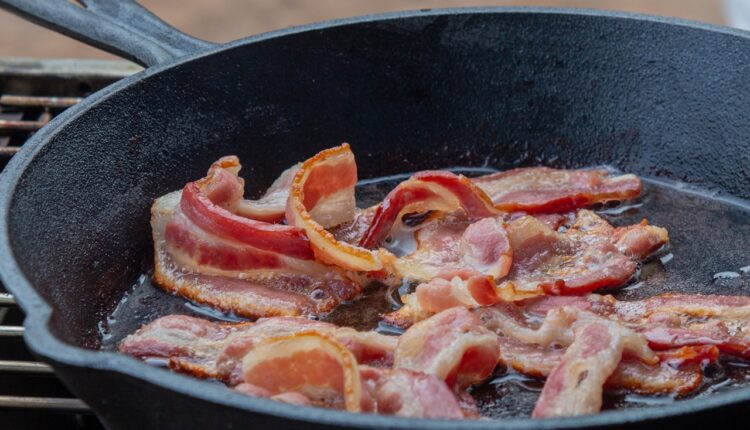 Nikad je nećete baciti: Masnoća od prženja slanine odlična je za mnoga jela