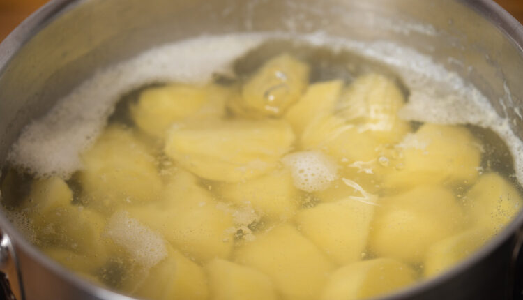 Zašto morate dodati sirće u vodu u kojoj kuvate krompir?