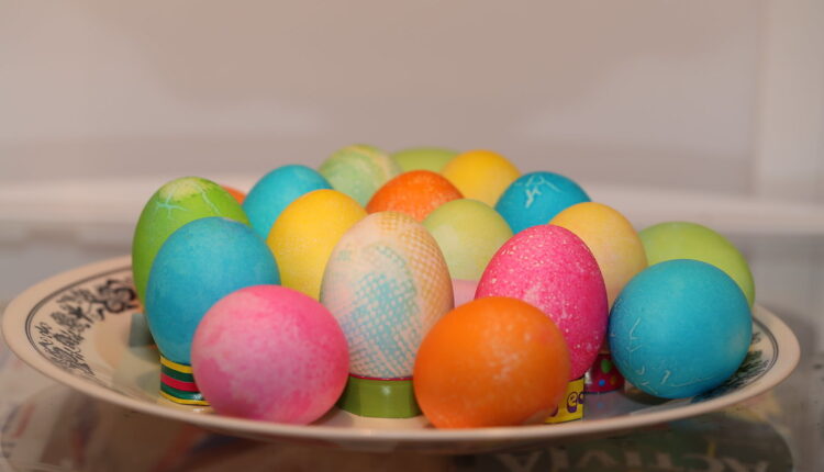 Crvena, roze, ljubičasta, zelena ili žuta: Saznajte šta boja u koju farbate jaja otkriva