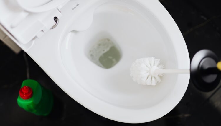 Ovaj trik uklanja baš svu nečistoću i kamenac iz WC šolje: Bolji savet za čišćenje kupatila niste čuli