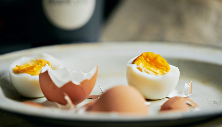 Zašto tvrdo kuvana jaja imaju zeleni prsten oko žumanceta, da li su bezbedna?