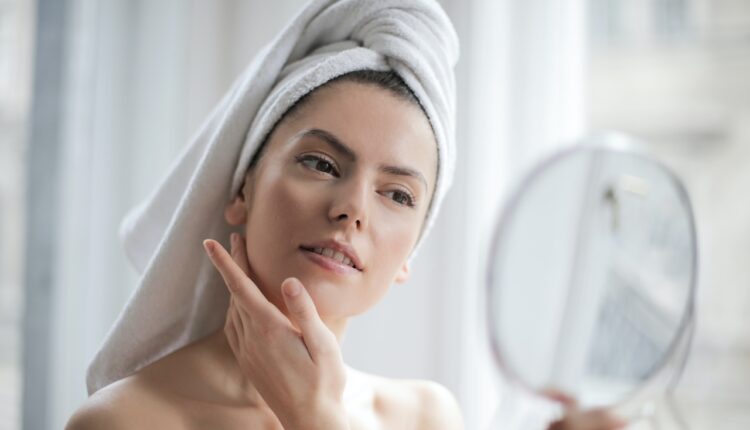 Holivudski dermatolog otkriva negu koja provereno briše 10 godina sa lica Holivudski dermatolog otkriva negu koja provereno briše 10 godina sa lica