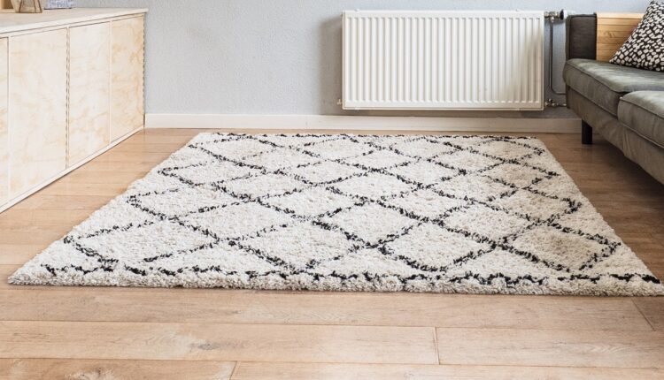 Nećete morati ni da ga pomerate, a biće kao nov: Najbolji trik za čišćenje tepiha