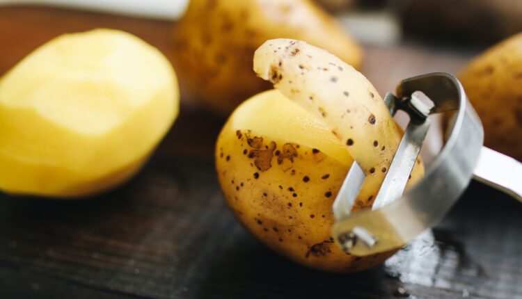 Nikako ne bacajte koru od krompira: Čini čuda u domaćinstvu, evo kako da je pametno iskoristite