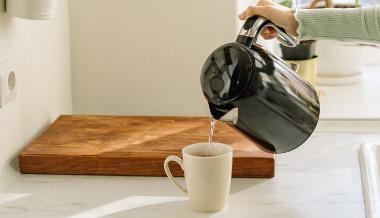 Stručnjak tvrdi da većina ljudi pogrešno kuva kafu: „Svi prave istu grešku“