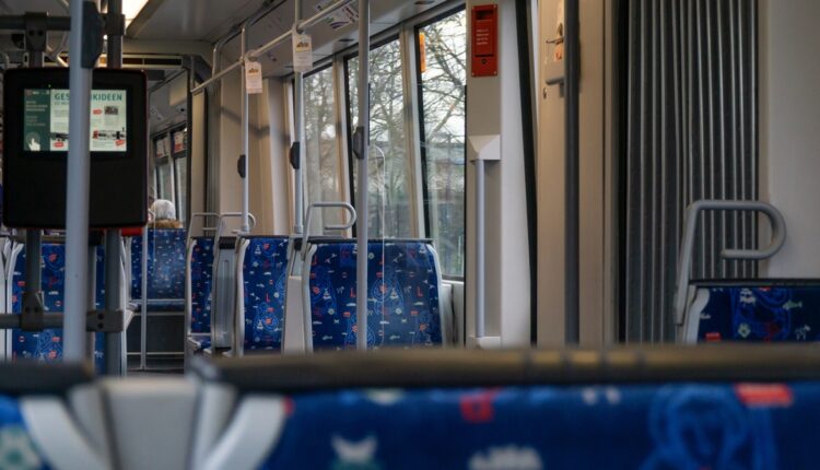 Zašto autobusi imaju sedišta sa čudnim dezenima? Zašto autobusi imaju sedišta sa čudnim dezenima?