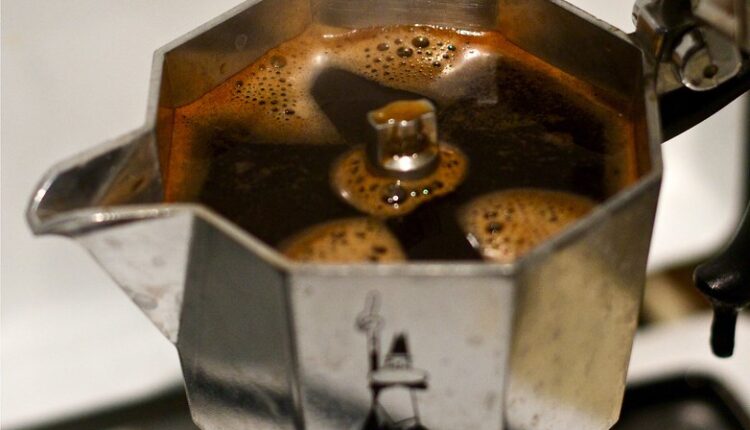Konačno ćete očistiti džezvu za kafu kako treba: 4 sastojka iz kuhinje rešavaju stvar